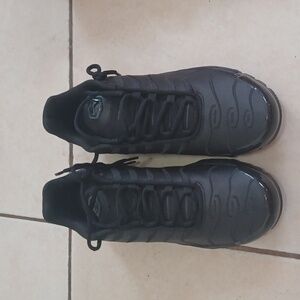 MENS BRAND NEW NIKE AIR MAX PLUS TRIPLE BLACK LEATHER Size 8.5